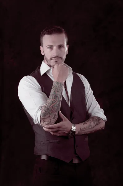 Mann mit stylischem Anzug und Tattoos — Stockfoto