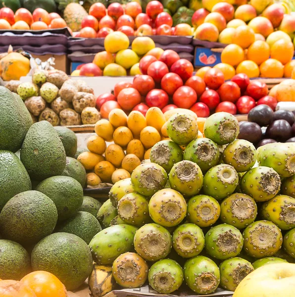 Frutos frescos num mercado — Fotografia de Stock