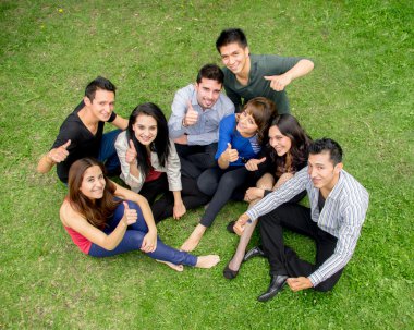 Grup İspanyol gençler açık havada karıştırıyorum