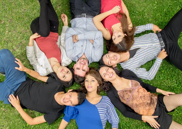 Grupo de amigos hispanos acostados en el parque —  Fotos de Stock
