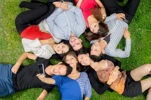 Grupo de amigos hispânicos tirando uma foto — Fotografia de Stock