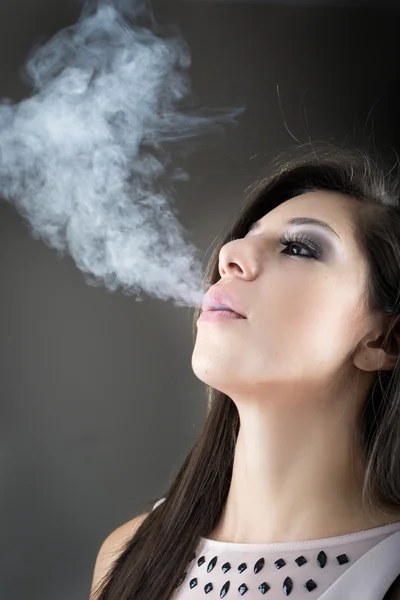 Woman smokes in the dark — Stock Photo, Image