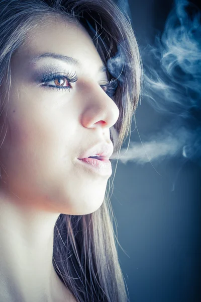 Woman smokes in the dark — Stock Photo, Image