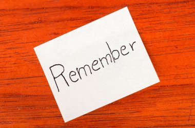 hatırla - ahşap zemin üzerine not göndermek