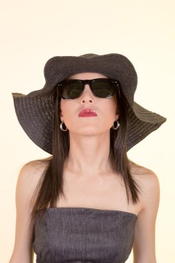 güneş gözlüğü ve şapka giyen kadın moda.