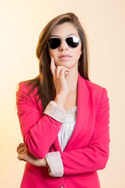 çekici bir genç kadın güneş gözlüğü poz