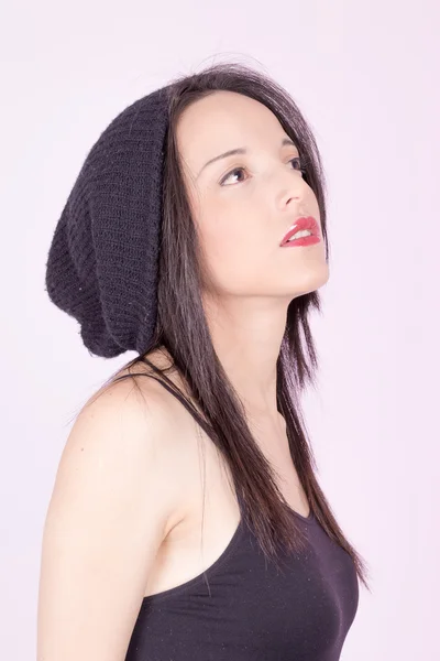 Mladá žena na sobě zimní čepici, módní shot — Stock fotografie