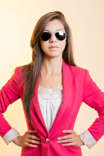 Atrakcyjna młoda kobieta pozowanie w okulary — Zdjęcie stockowe