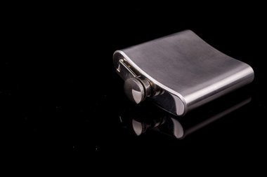 siyah arka plan üzerinde hip flask.