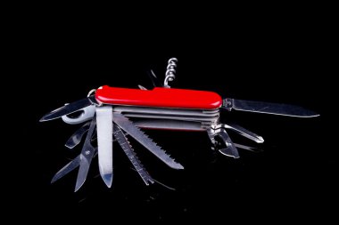 siyah arka plan üzerinde Swiss bıçak