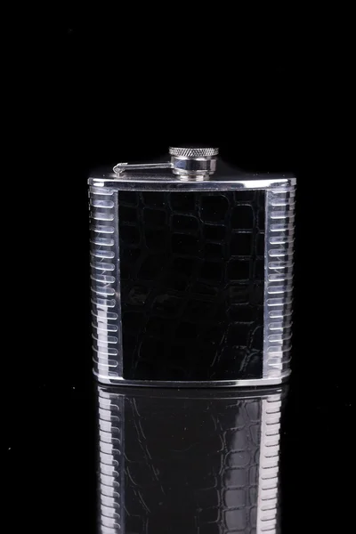 Siyah arka plan üzerinde hip flask. — Stok fotoğraf