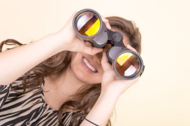 dürbün, sarı arka plana tutan güzel kadın