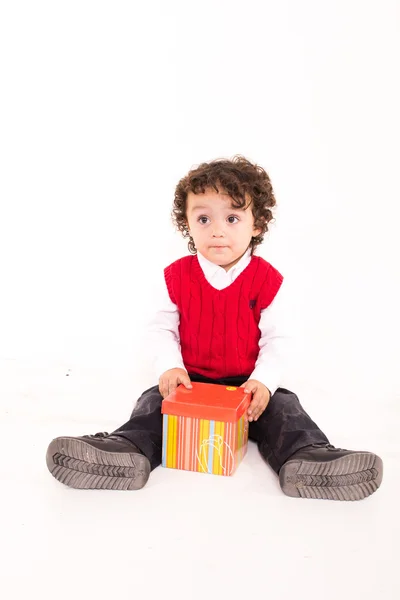 Lindo chico con un regalo — Foto de Stock