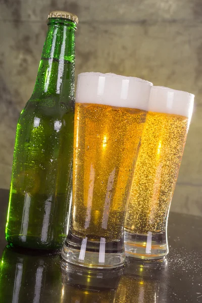 Copos de cerveja com garrafa verde — Fotografia de Stock