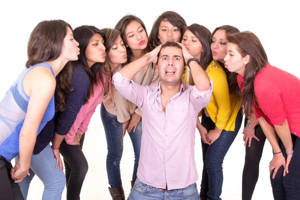 Hombre volviéndose loco con ocho mujeres besándolo — Foto de Stock