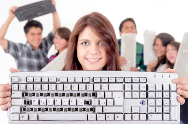 Amigos reciclando teclados con la palabra reciclar — Foto de Stock