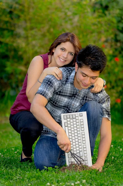 Keyboard recycling concept with couple — Stock Photo, Image