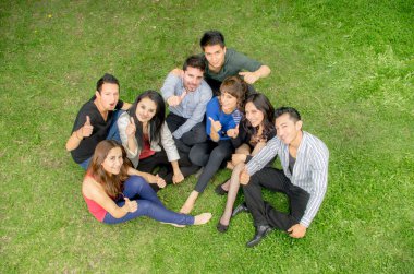 Grup İspanyol gençler açık havada karıştırıyorum