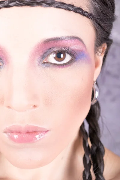 Hippie meisje met paarse make-up en gepaneerd onthaarde voorhoofd — Stockfoto