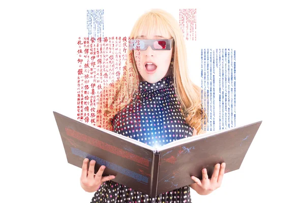 मुस्कुरा रही महिला 3 डी चश्मा के साथ एक किताब पढ़ रही है एशियाई अवधारणा — स्टॉक फ़ोटो, इमेज