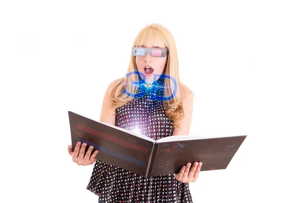 Sorrindo mulher lendo um livro com conceito de óculos 3d — Fotografia de Stock