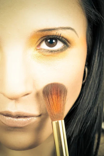 Make-up. Make-up. Frau bewirbt sich — Stockfoto