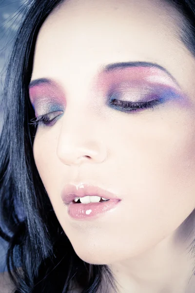 Hippie fille avec le maquillage violet et les cheveux panés sur le front — Photo