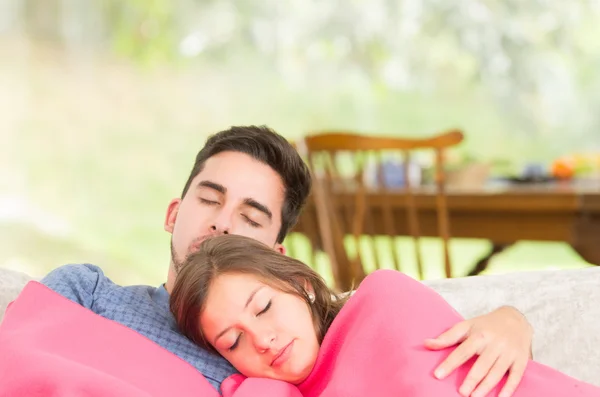 Casal amoroso dormindo deitado em um sofá em casa — Fotografia de Stock