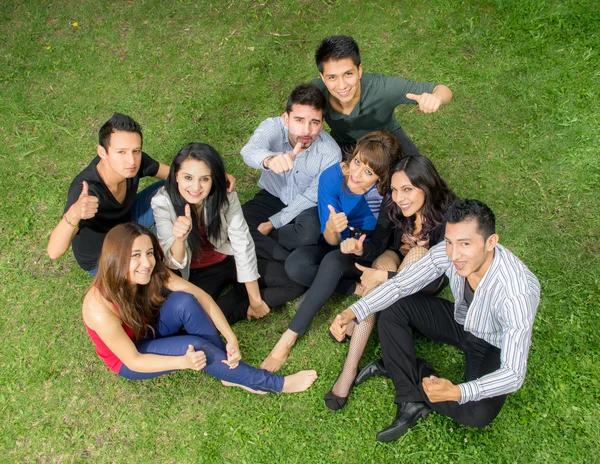 Grupo de adolescentes hispanos masturbándose al aire libre — Foto de Stock