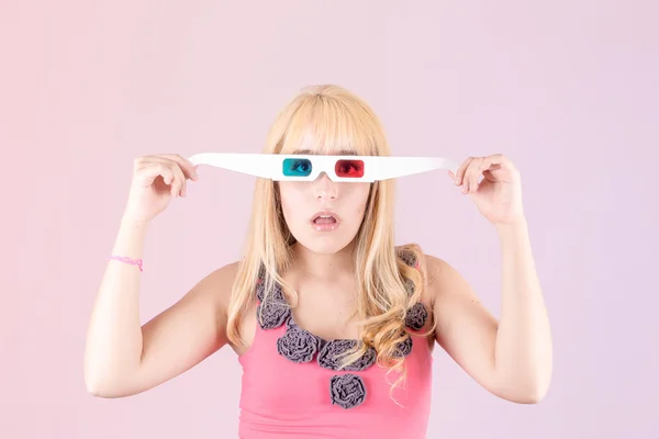Jonge mooie vrouw met 3D-bril — Stockfoto