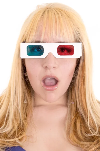 Jovem mulher surpreendida assistindo TV com óculos 3D — Fotografia de Stock