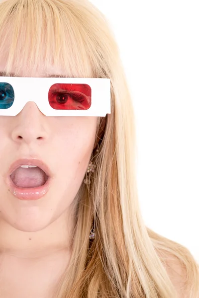 Jovem mulher surpreendida assistindo TV com óculos 3D — Fotografia de Stock