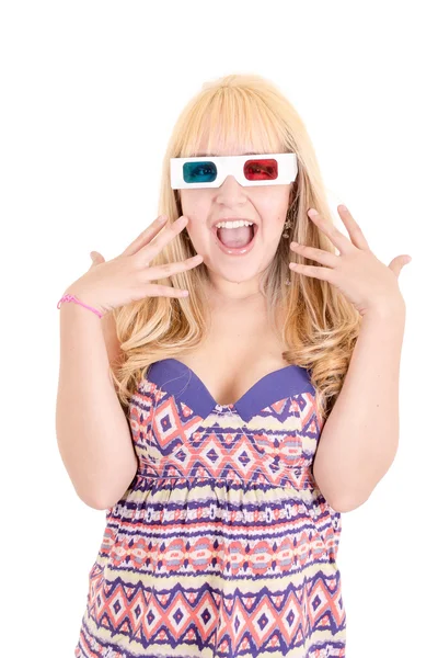 Mujer joven sorprendida viendo TV con gafas 3D — Foto de Stock