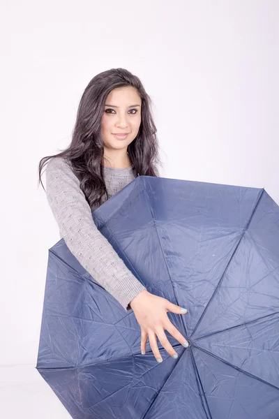 Schönes junges Mädchen mit Regenschirm, Studioaufnahme — Stockfoto