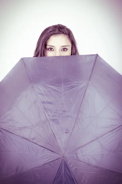 Belle jeune fille avec parapluie, plan studio — Photo