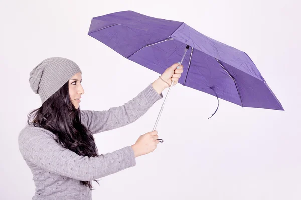 Sexy elegante jovem hispânica posando com guarda-chuva — Fotografia de Stock