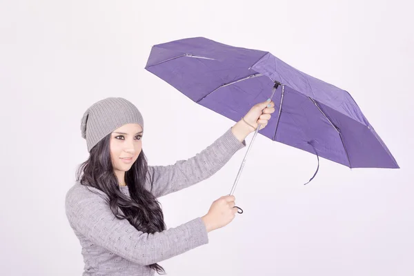 Σέξι κομψό νεαρή γυναίκα Ισπανόφωνος ποζάρει με ομπρέλα — Φωτογραφία Αρχείου
