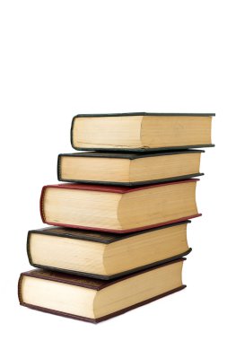 Beyazda izole edilmiş bir yığın eski kitap