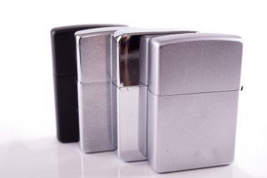 Beyaz gümüş metal zippo çakmak