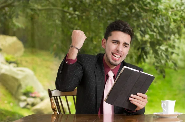 Zufriedener Geschäftsmann mit seinem Tablet im Haus — Stockfoto