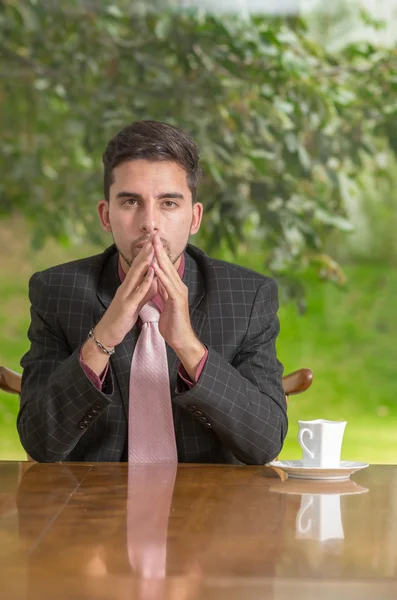 Homme d'affaires pensif avec concentration à la maison — Photo