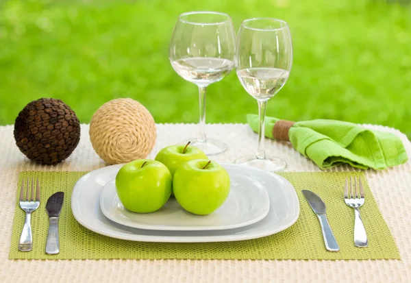 Il concetto di dieta. un piatto servito con mele — Foto Stock