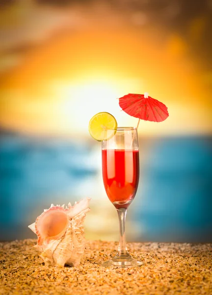 Refreshing cocktail on the beach. — Stock Photo, Image