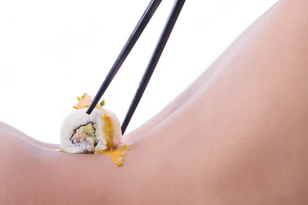 日本の寿司と若い美しい女性巻き、白い背景の上 — ストック写真