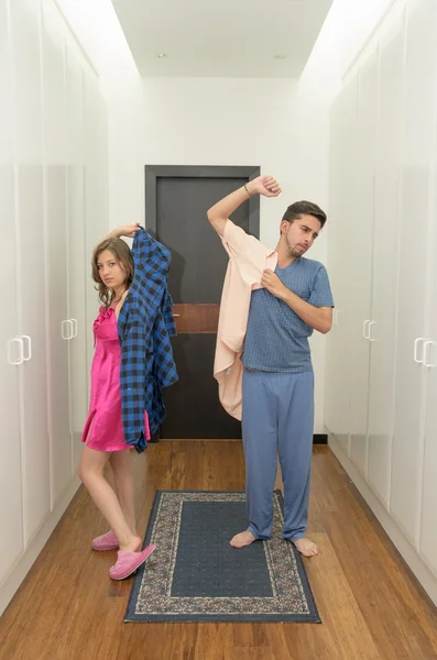 Couple drôle s'habiller en pyjama — Photo