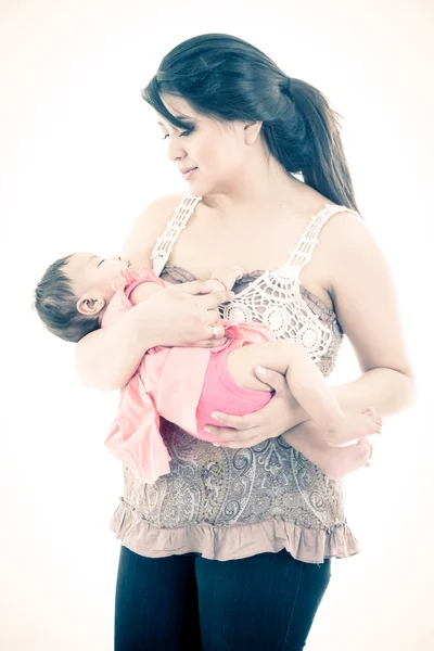 Estúdio tiro de mãe amorosa segurando bebê — Fotografia de Stock