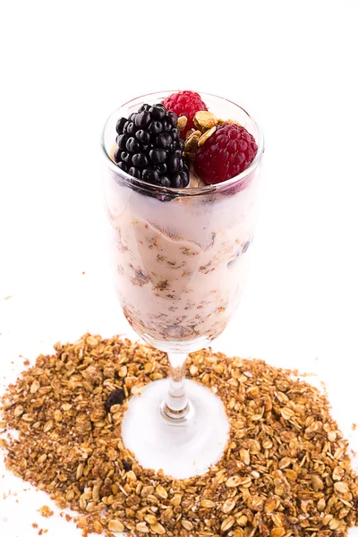 Yogur con muesli y bayas en un vaso —  Fotos de Stock