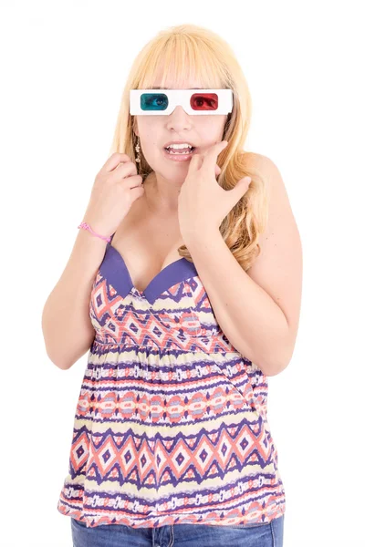 Giovane donna sorpresa guardando la TV con occhiali 3D — Foto Stock