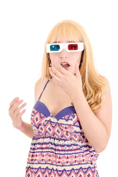 Mladá žena překvapil, sledování televize s 3d brýlemi — Stock fotografie