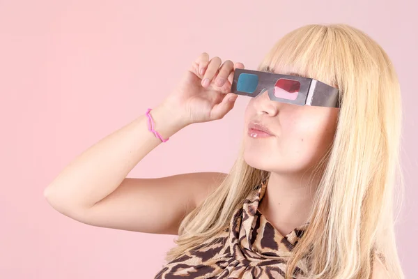 Portret van een jonge, blonde vrouw, die lacht met 3D-bril — Stockfoto